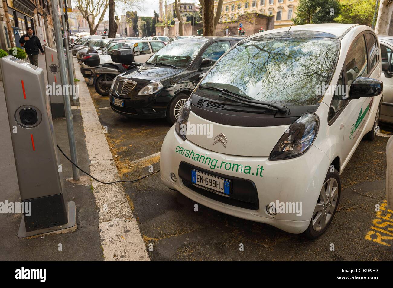 L'Italie, Lazio, Rome, l'autopartage depuis 2005 avec les voitures électriques Banque D'Images