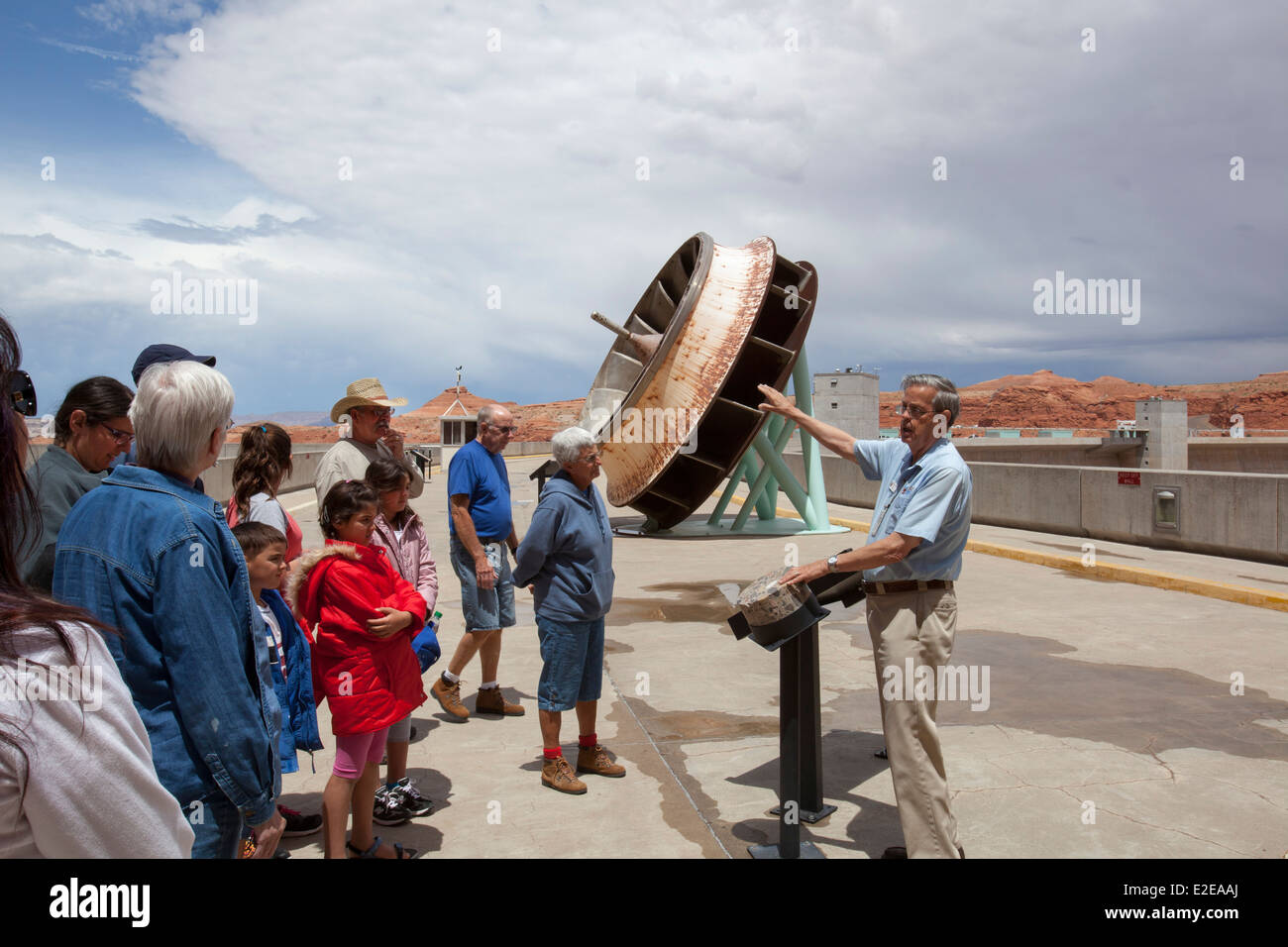 Page, Arizona - Les visiteurs d'écouter un guide lors d'une visite du barrage de Glen Canyon. Banque D'Images