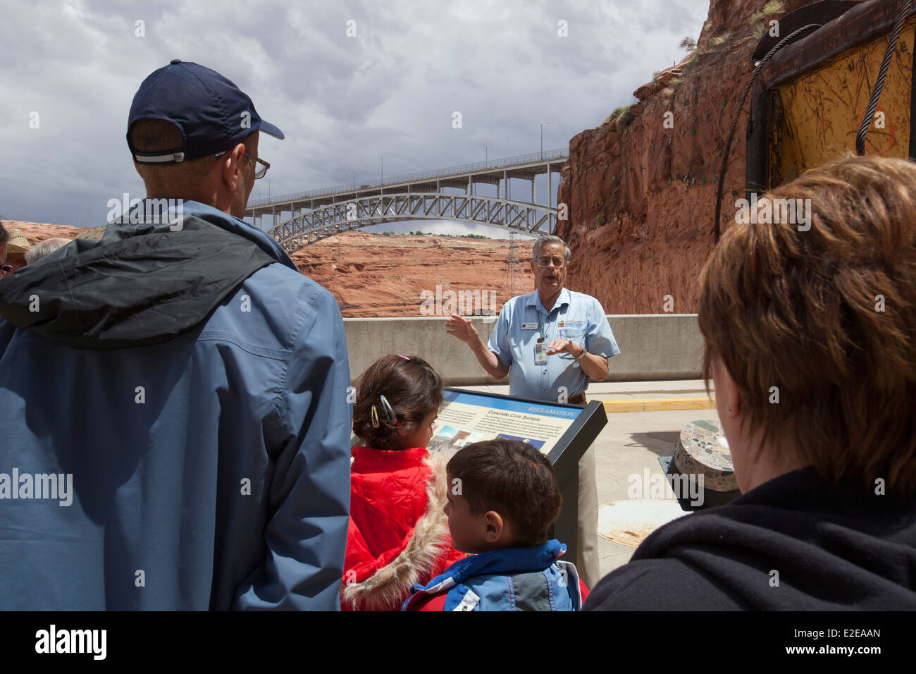 Page, Arizona - Les visiteurs d'écouter un guide lors d'une visite du barrage de Glen Canyon. Banque D'Images