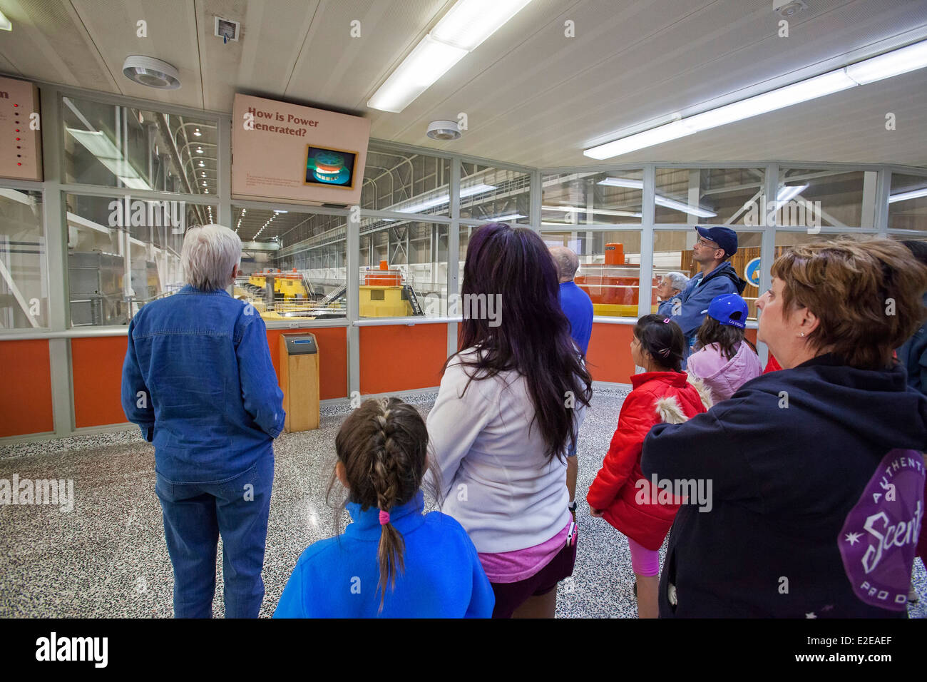 Page, Arizona - Les visiteurs voir les turbines qui produisent de l'électricité à l'intérieur du barrage de Glen Canyon. Banque D'Images