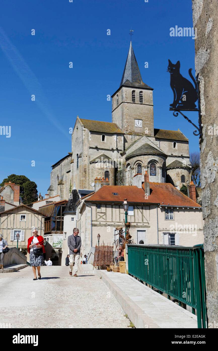 France, Vienne, Montmorillon, de l'église Notre Dame et le vieux pont, vallée de la Gartempe Banque D'Images