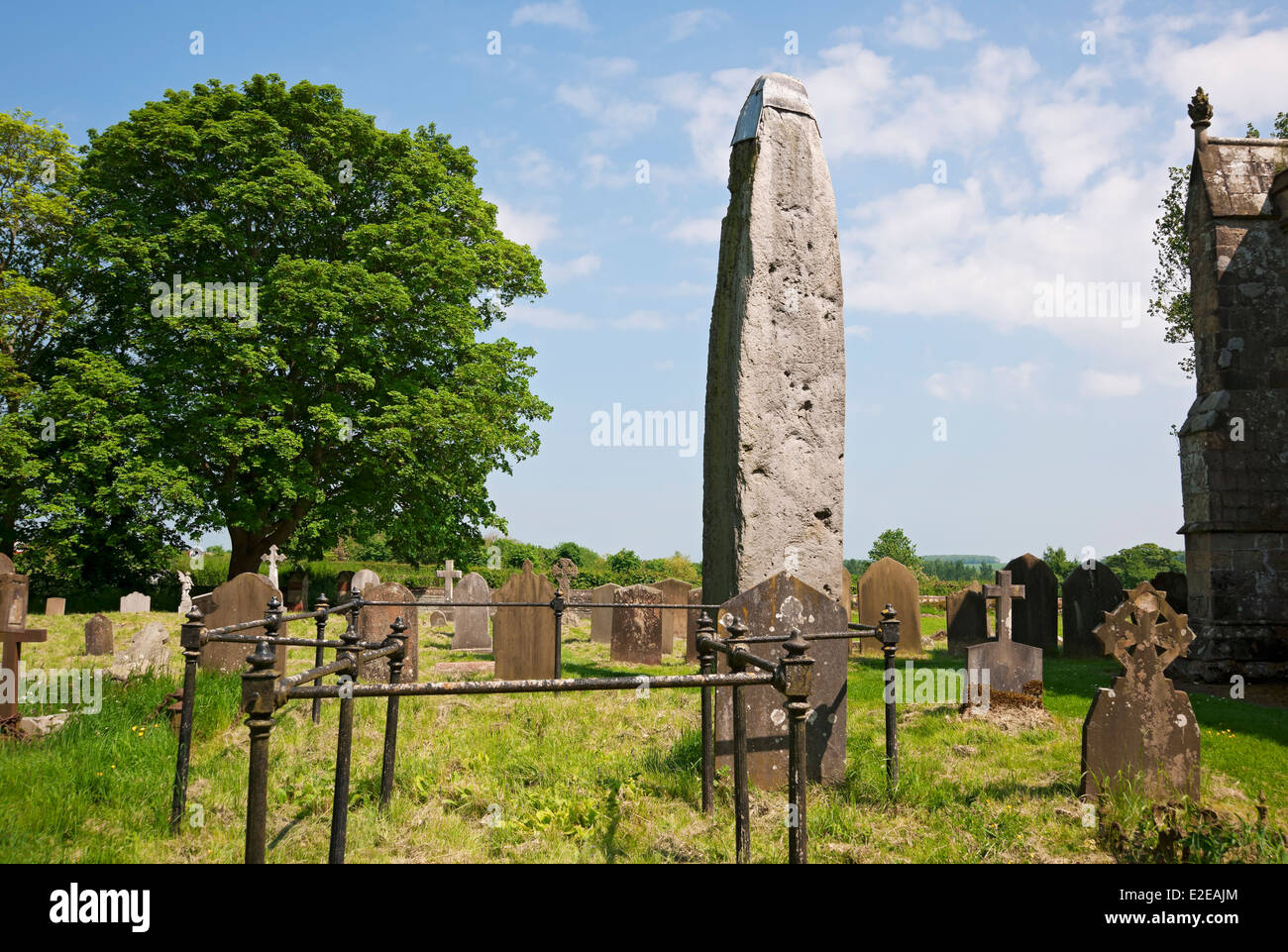 Monolithe de Rudston dans le cimetière de l'église du village de tous les Saints en été East Yorkshire Angleterre Royaume-Uni GB Grande-Bretagne Banque D'Images