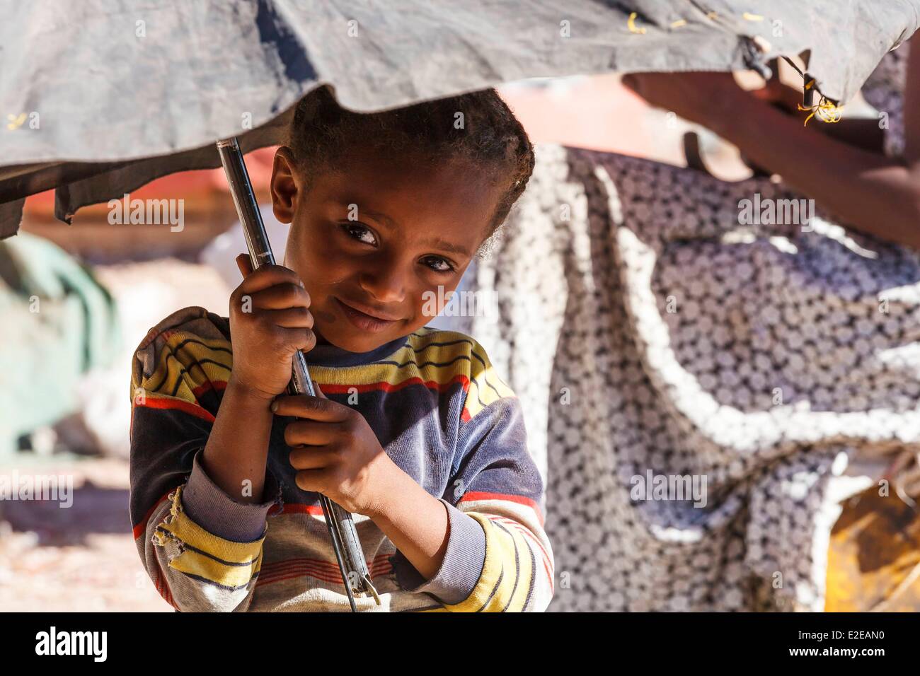 L'Éthiopie, région d'Amhara, Gondar, petite fille tenant un parapluie portrait Banque D'Images