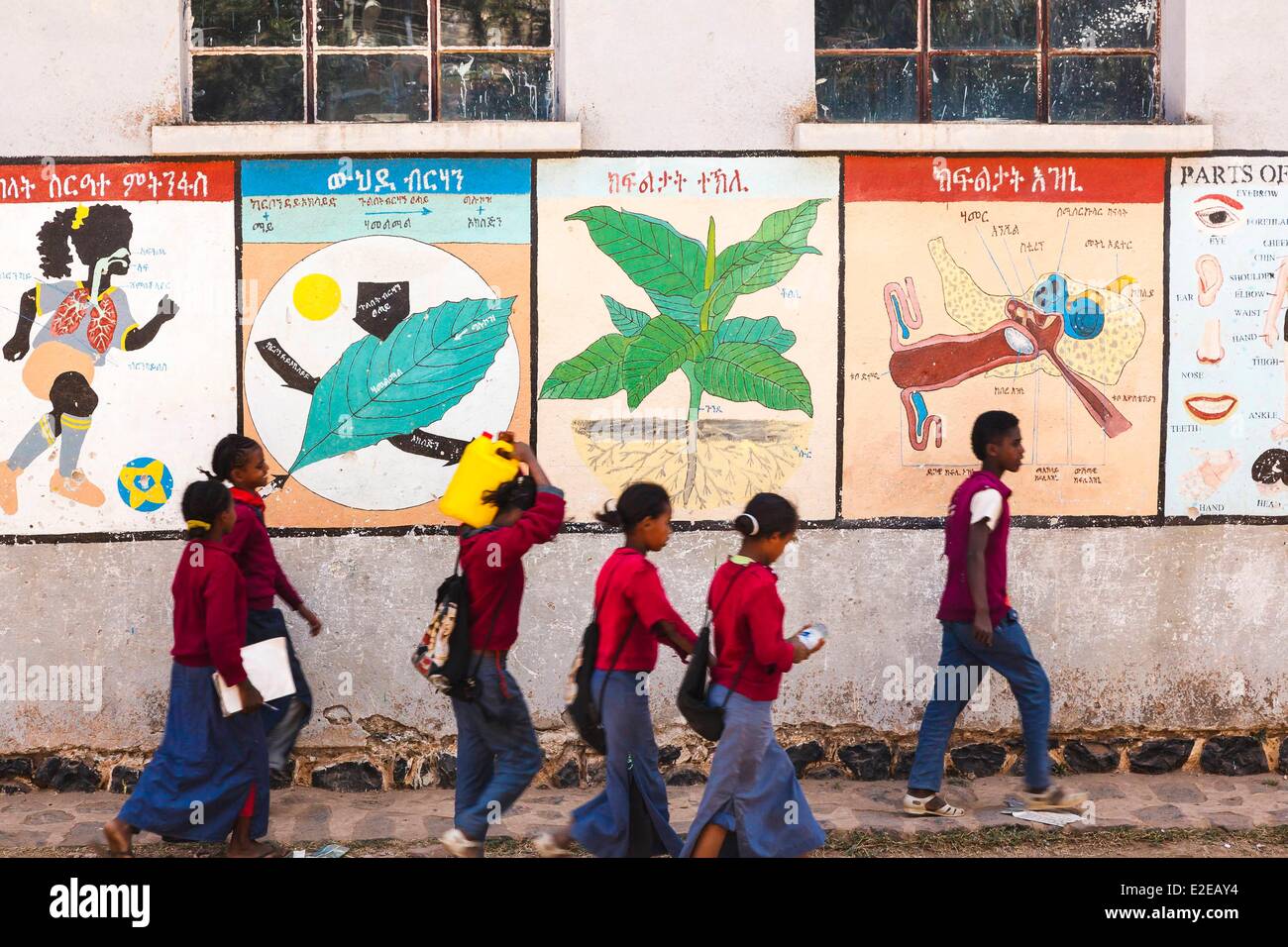 L'Éthiopie, région du Tigré, Axoum, pour les enfants avant le mur d'école Banque D'Images