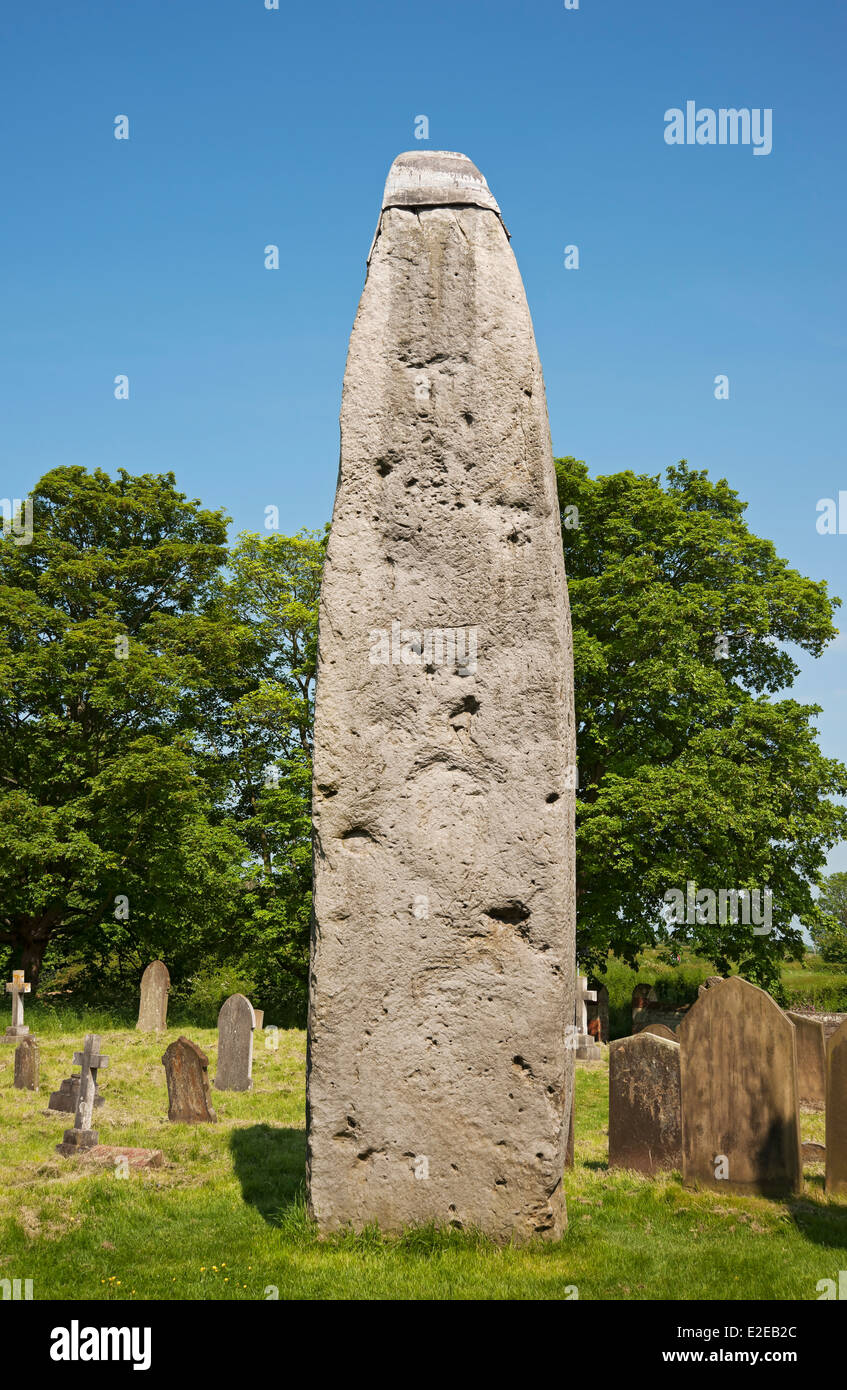 Monolithe de Rudston dans le cimetière de l'église du village de tous les Saints en été East Yorkshire Angleterre Royaume-Uni GB Grande-Bretagne Banque D'Images