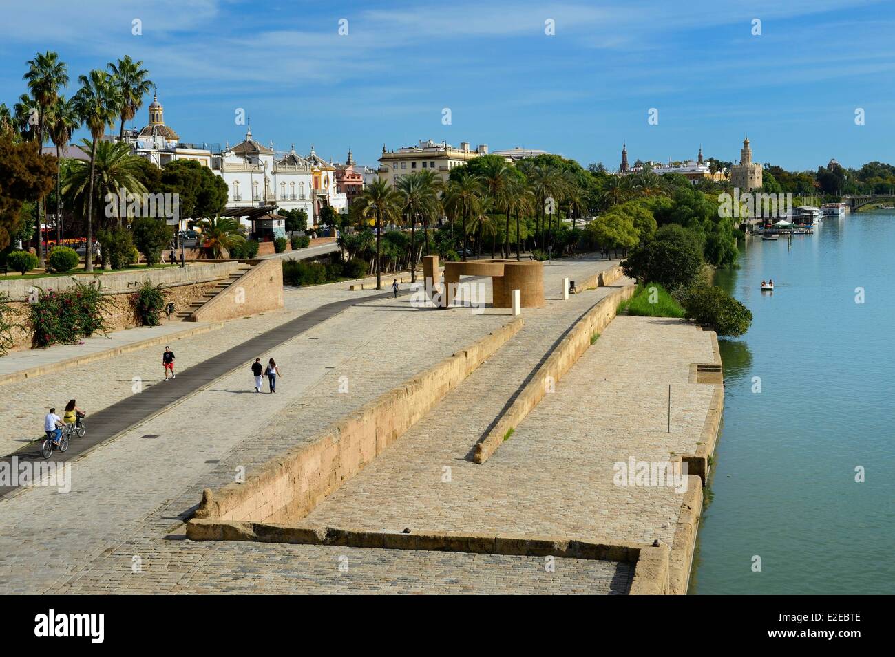 Espagne Andalousie Séville Guadalquivir banques le Paseo de Cristobal Colon (Christophe Colomb) et la Tour Dorée Banque D'Images