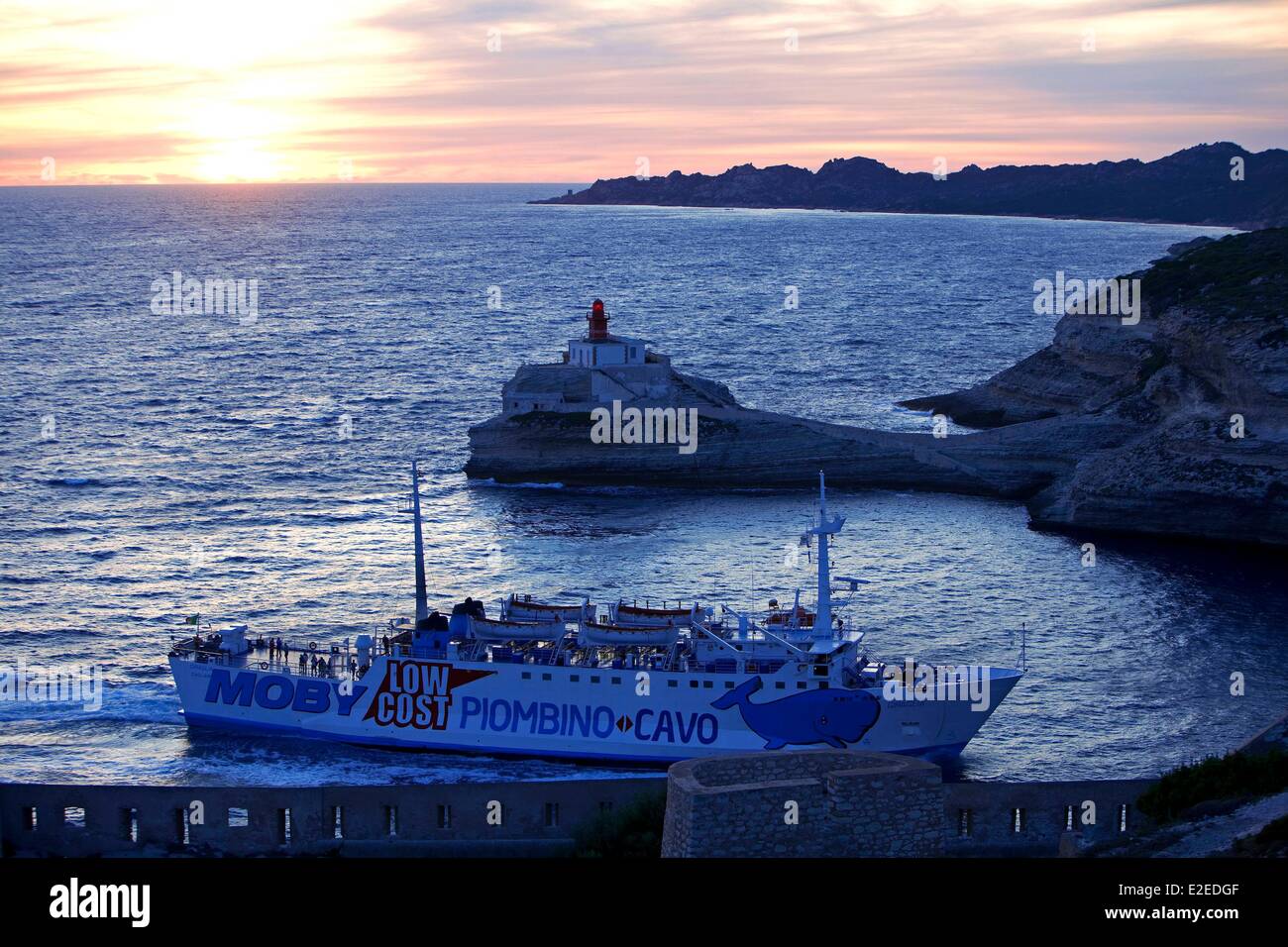 France, Corse du Sud, Bonifacio, navire amiral Madonetta, ferry de la Sardaigne, Cap de Feno dans l'arrière-plan Banque D'Images