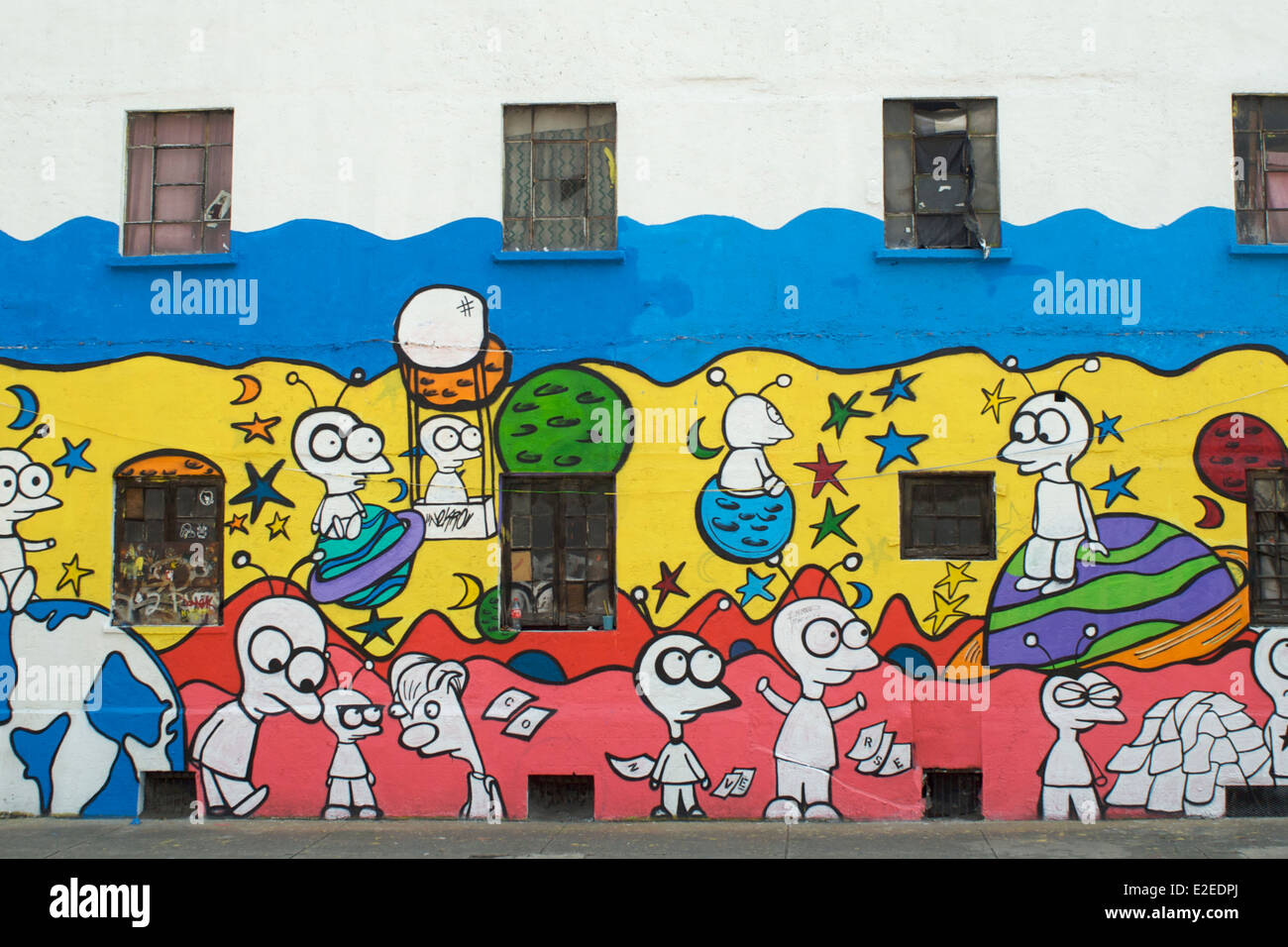 Peinture colorée des ovnis et des étrangers sur le mur d'un bâtiment dans la ville de Mexico, Mexique Banque D'Images