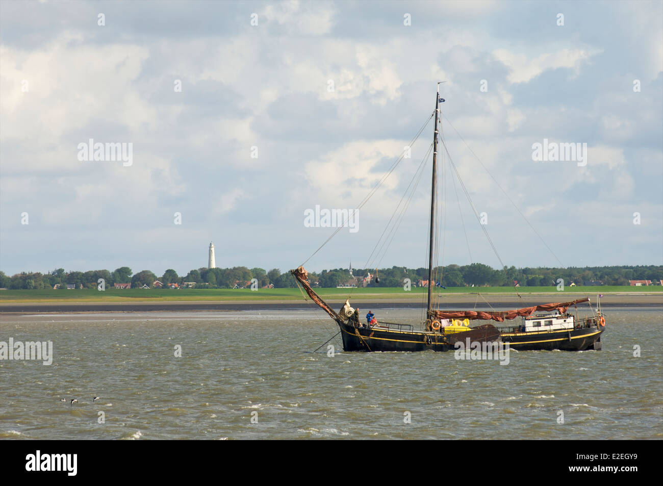 Ankered Woodenships à marée basse en face de l'île de Schiermonnikoog, Pays-Bas Banque D'Images