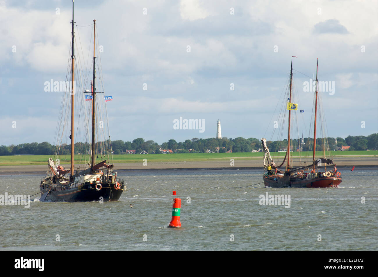Ankered Woodenships à marée basse en face de l'île de Schiermonnikoog, Pays-Bas Banque D'Images