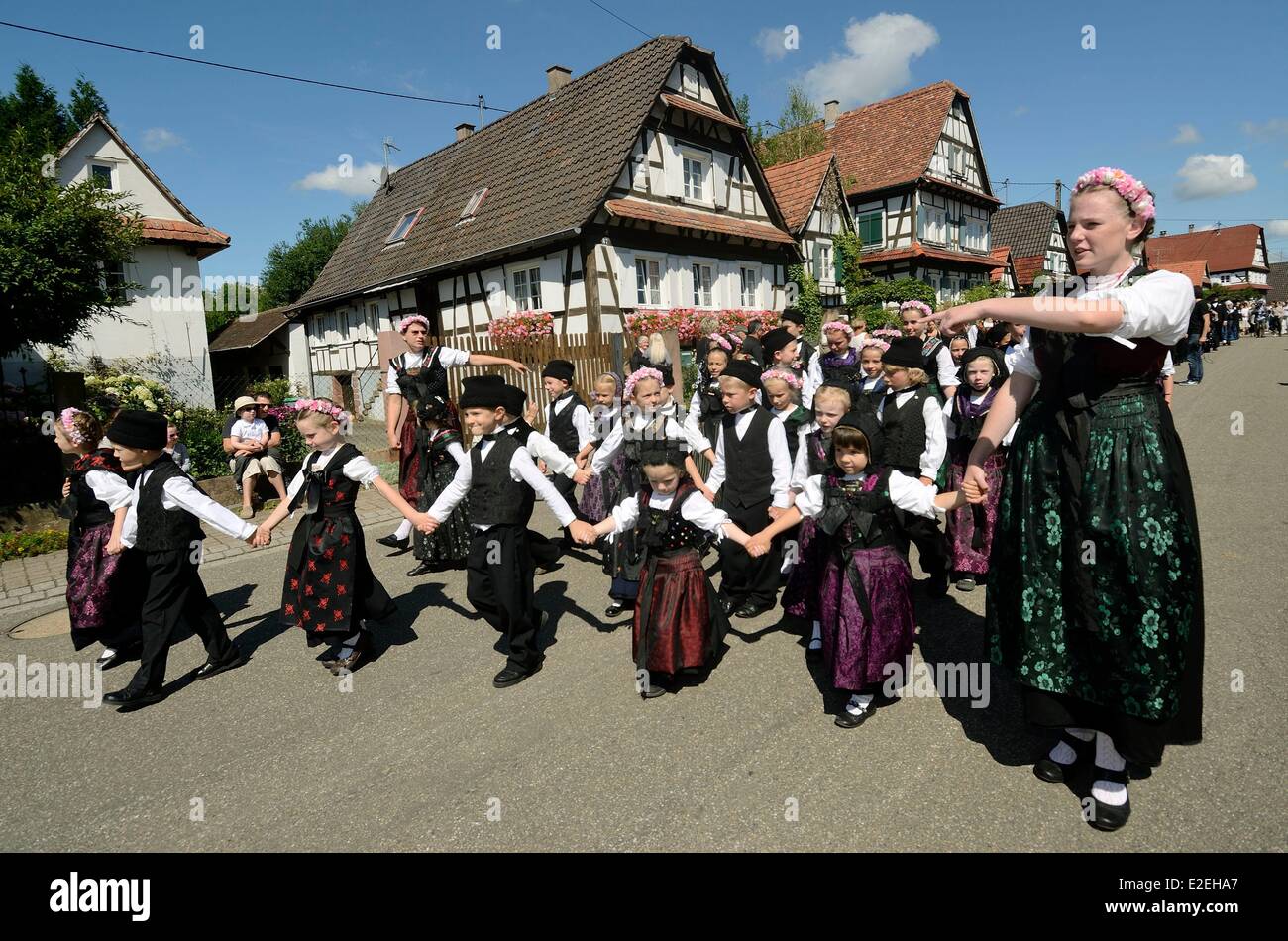 France Bas Rhin Seebach la Streisselhochzeit célébration d'un mariage  paysan alsacien les enfants en costume traditionnel de Photo Stock - Alamy