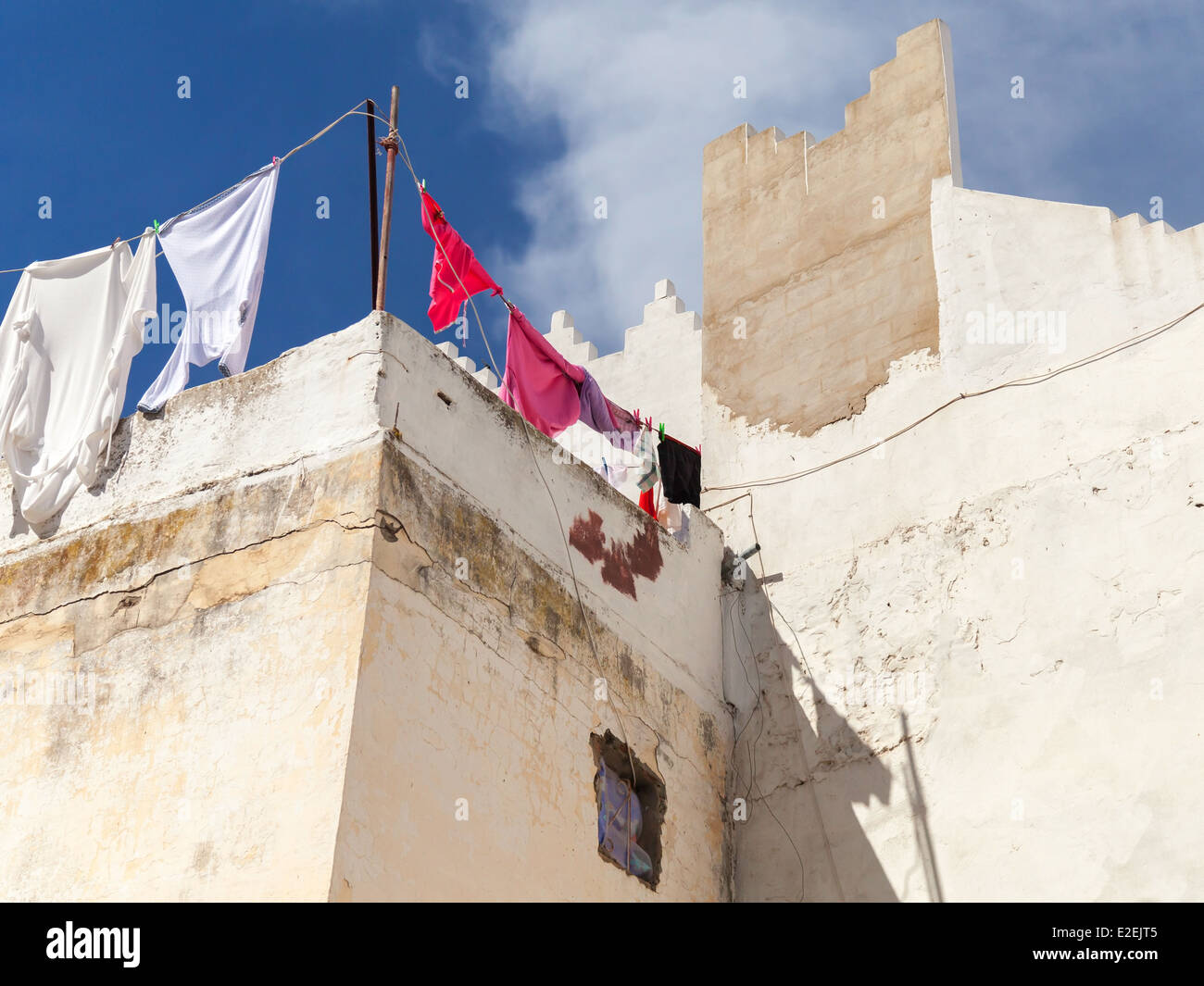 Maisons blanches et bleu ciel. La vieille médina, Tanger, Maroc Banque D'Images