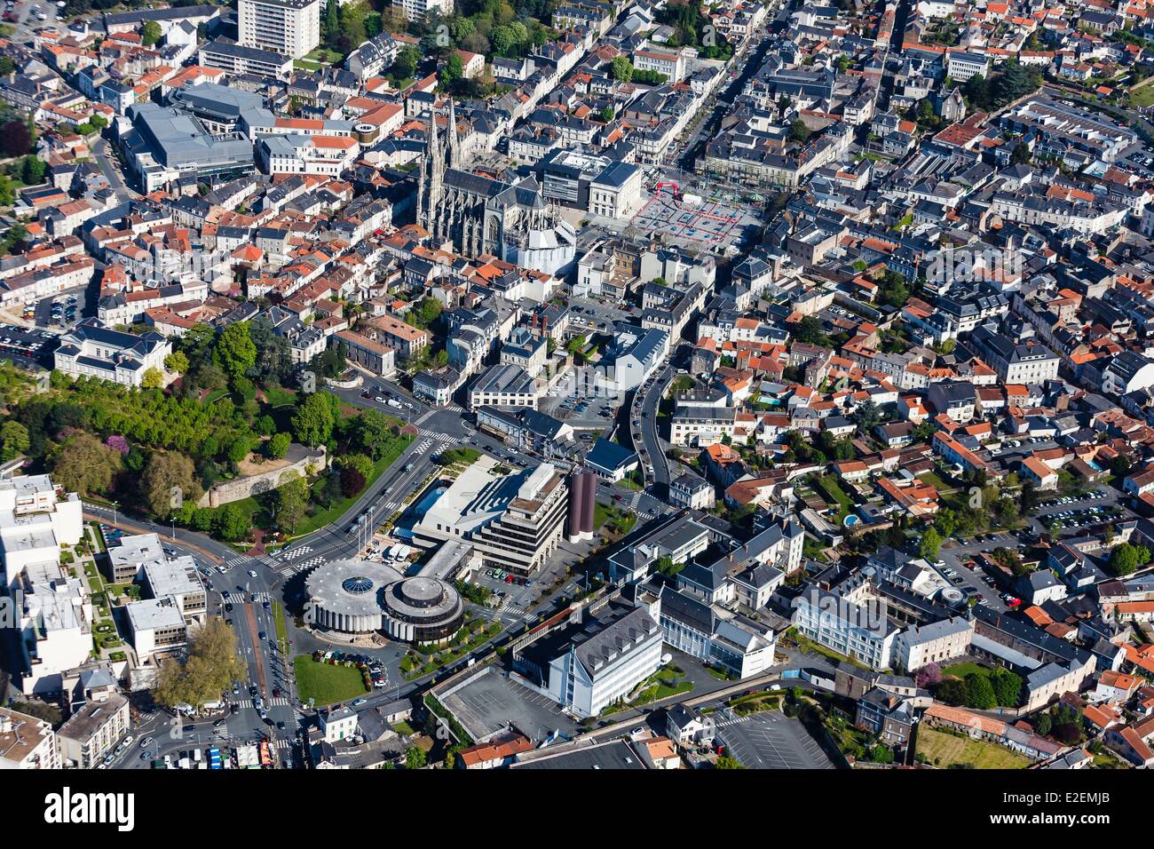 La France, dans le Maine et Loire, Cholet, l'hôtel de ville et Eglise Notre Dame (vue aérienne) Banque D'Images