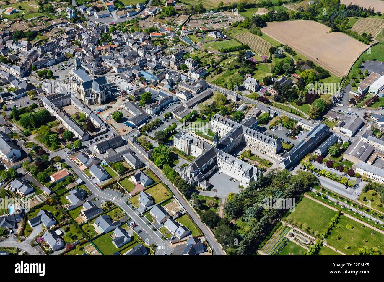 La France, dans le Maine et Loire, La PomMeraye, le village et le couvent (vue aérienne) Banque D'Images