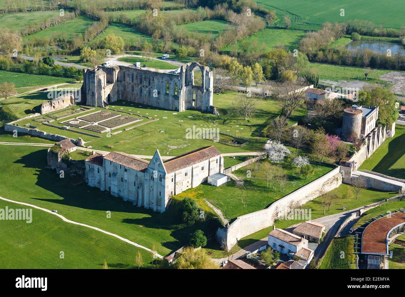 France, Vendée, Maillezais, l'abbaye Saint Pierre 11e siècle (vue aérienne) Banque D'Images