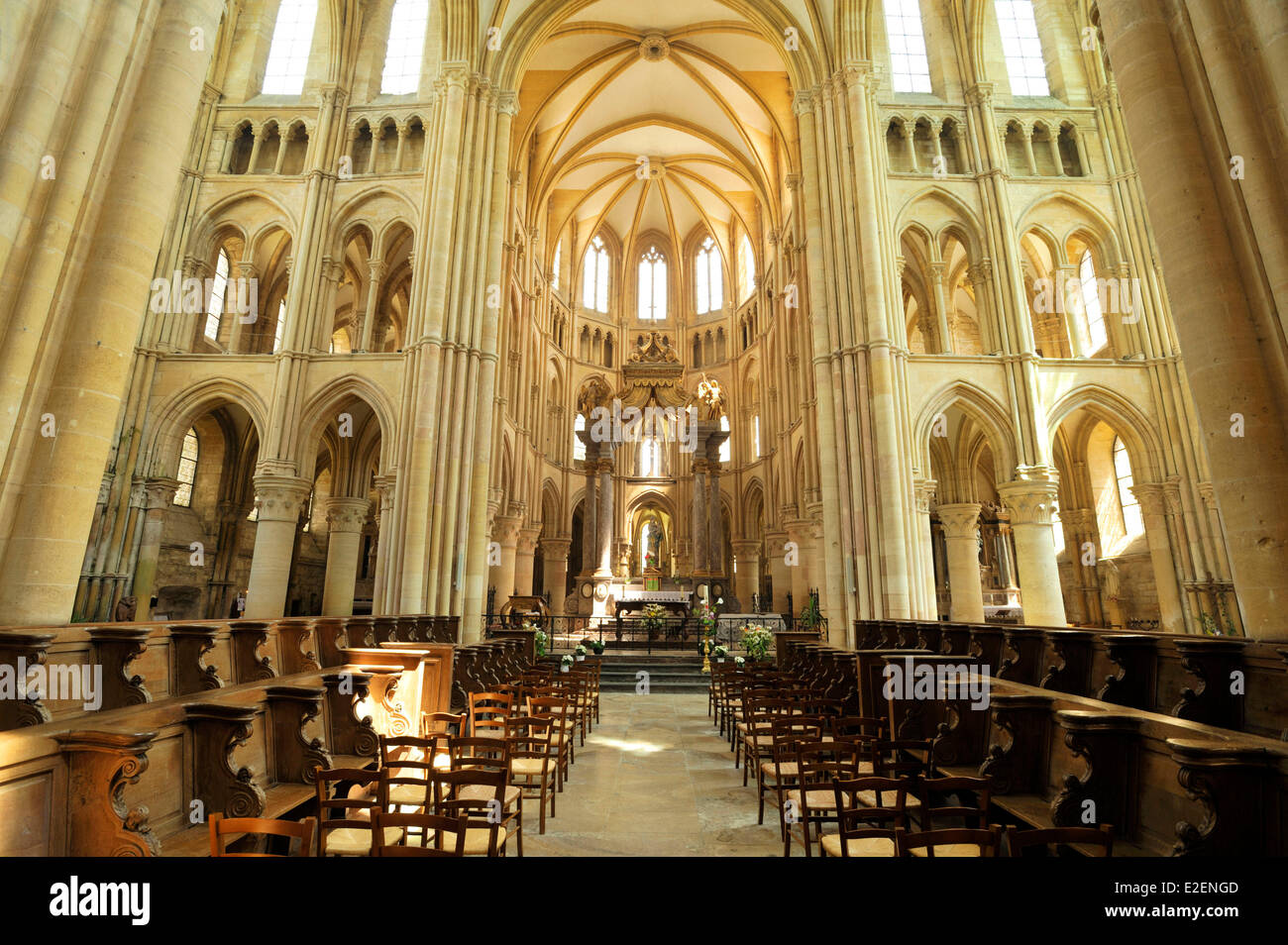 La France De L Ardennes Mouzon Eglise Abbatiale De Notre Dame L Autel Dans Le Transept Photo Stock Alamy