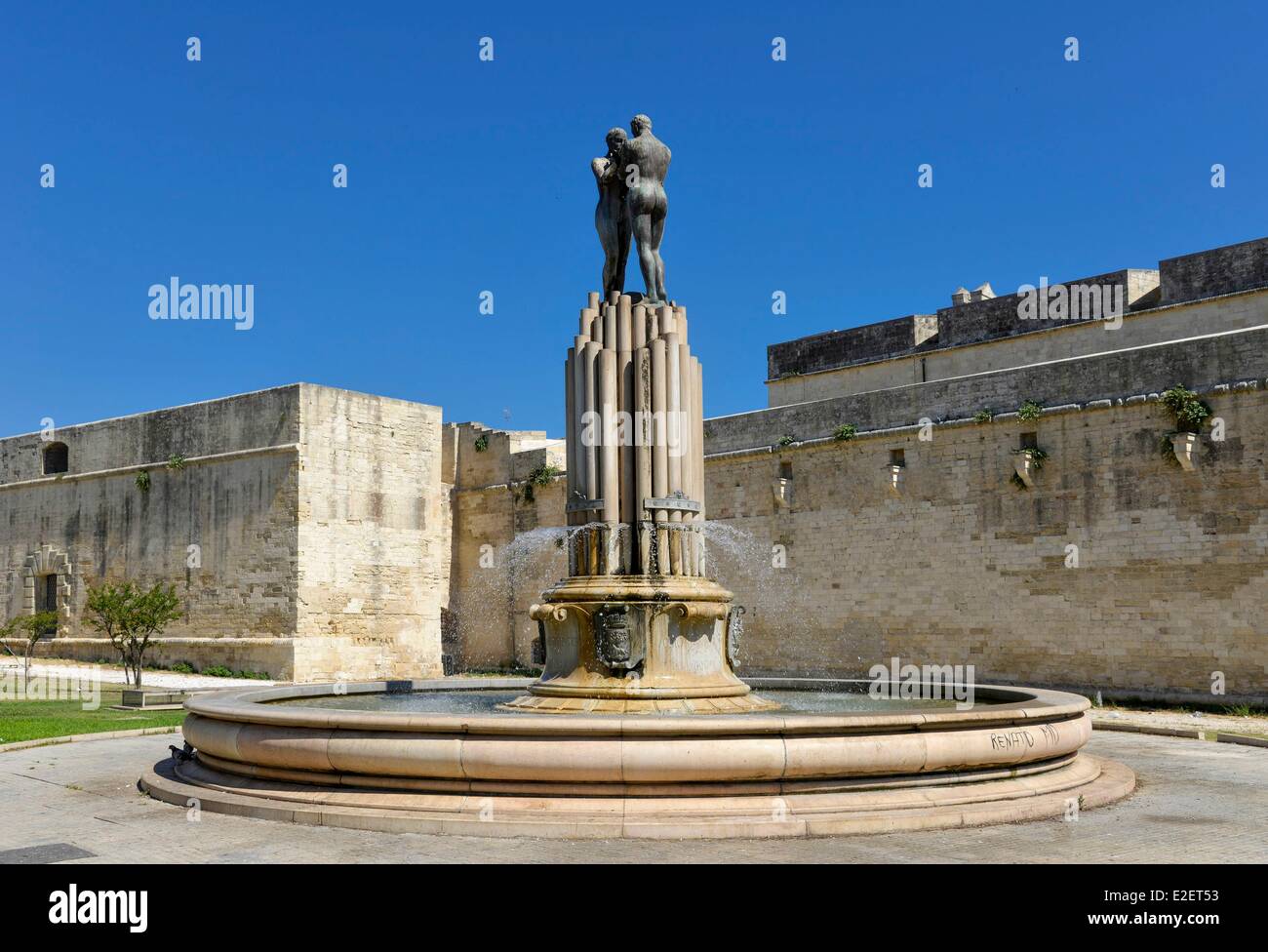 Italie, Pouilles, province de Lecce, Lecce, Fontaine de l'harmonie en face du château de Charles Quint du xvième siècle Banque D'Images
