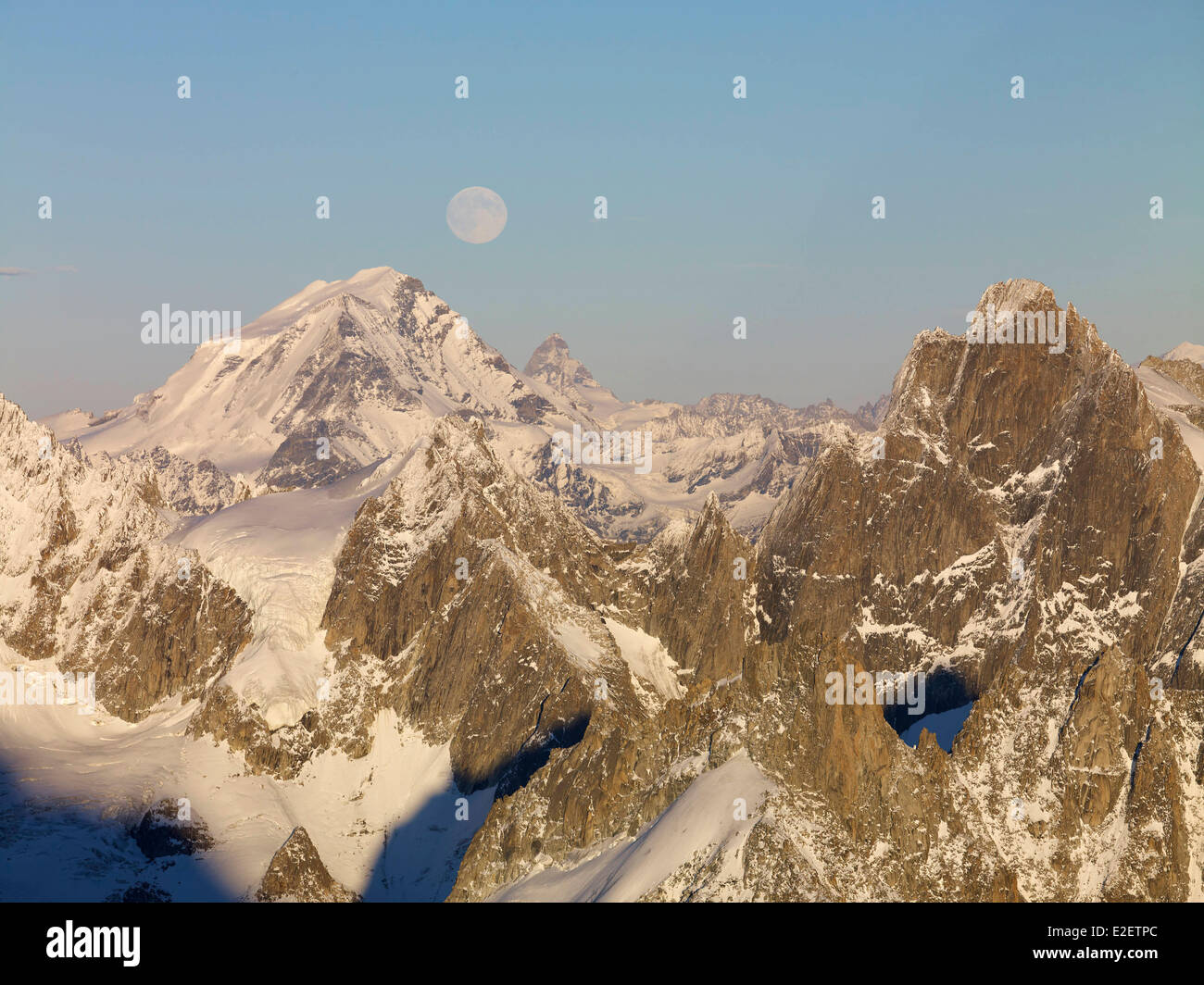 France, Haute Savoie, Chamonix Mont blanc, Aiguille de Leschaux (3759m) et le Grand Combin (4314m) Banque D'Images