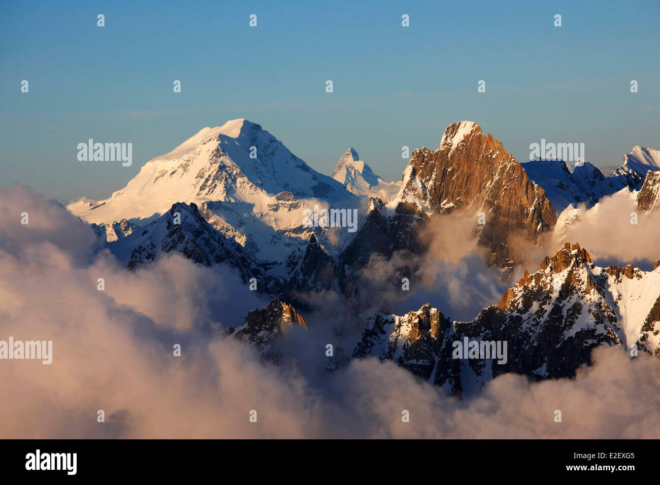 France, Haute Savoie, Chamonix, Aiguille de Leschaux (3759m) et le Grand Combin (4314m), Massif du Mont Blanc Banque D'Images