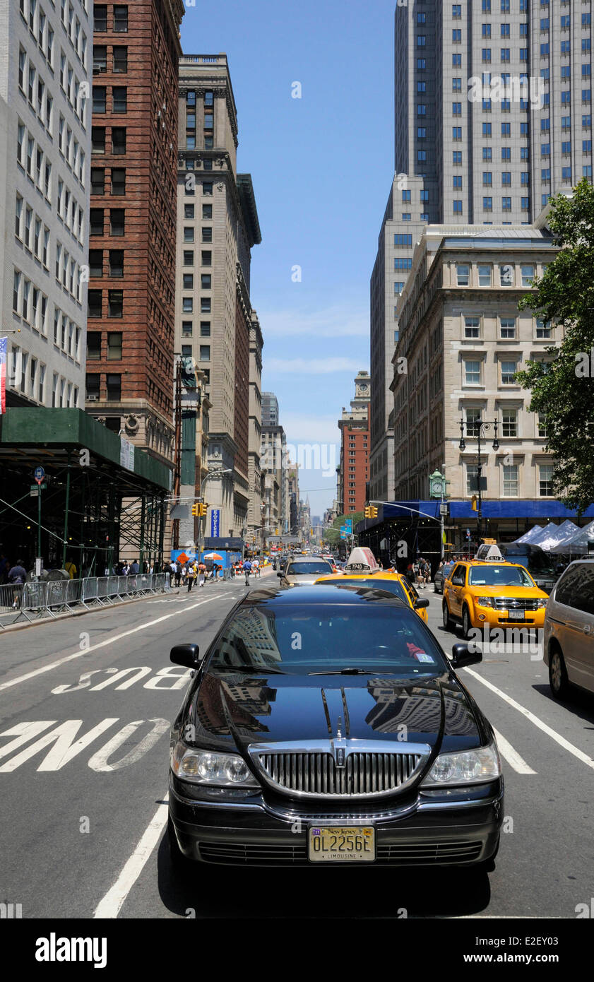 United States, New York, Broadway, black car arrêté Banque D'Images