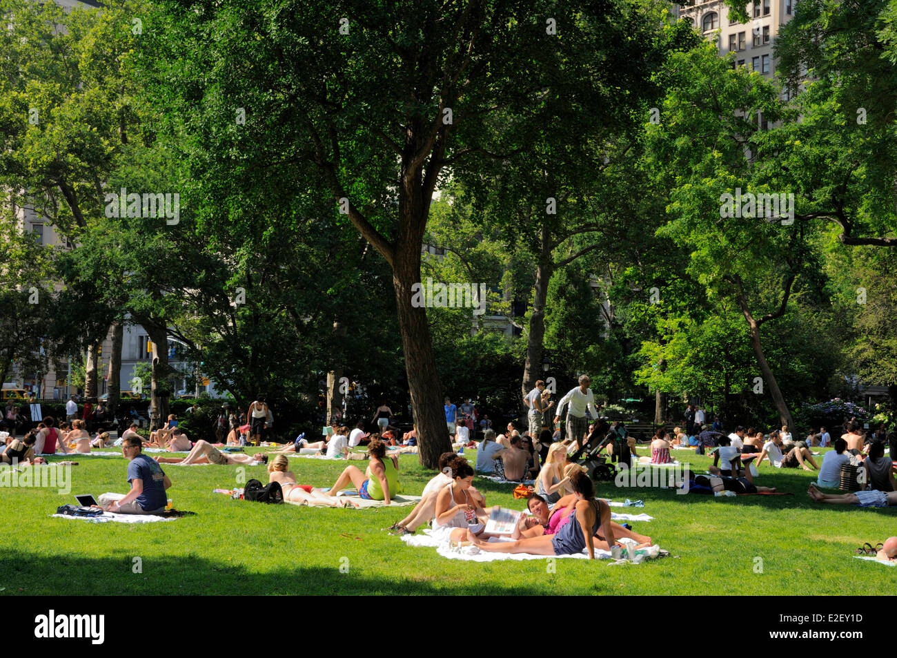 United States, New York, le Madison Square Park, New-yorkais assis sur la pelouse Banque D'Images