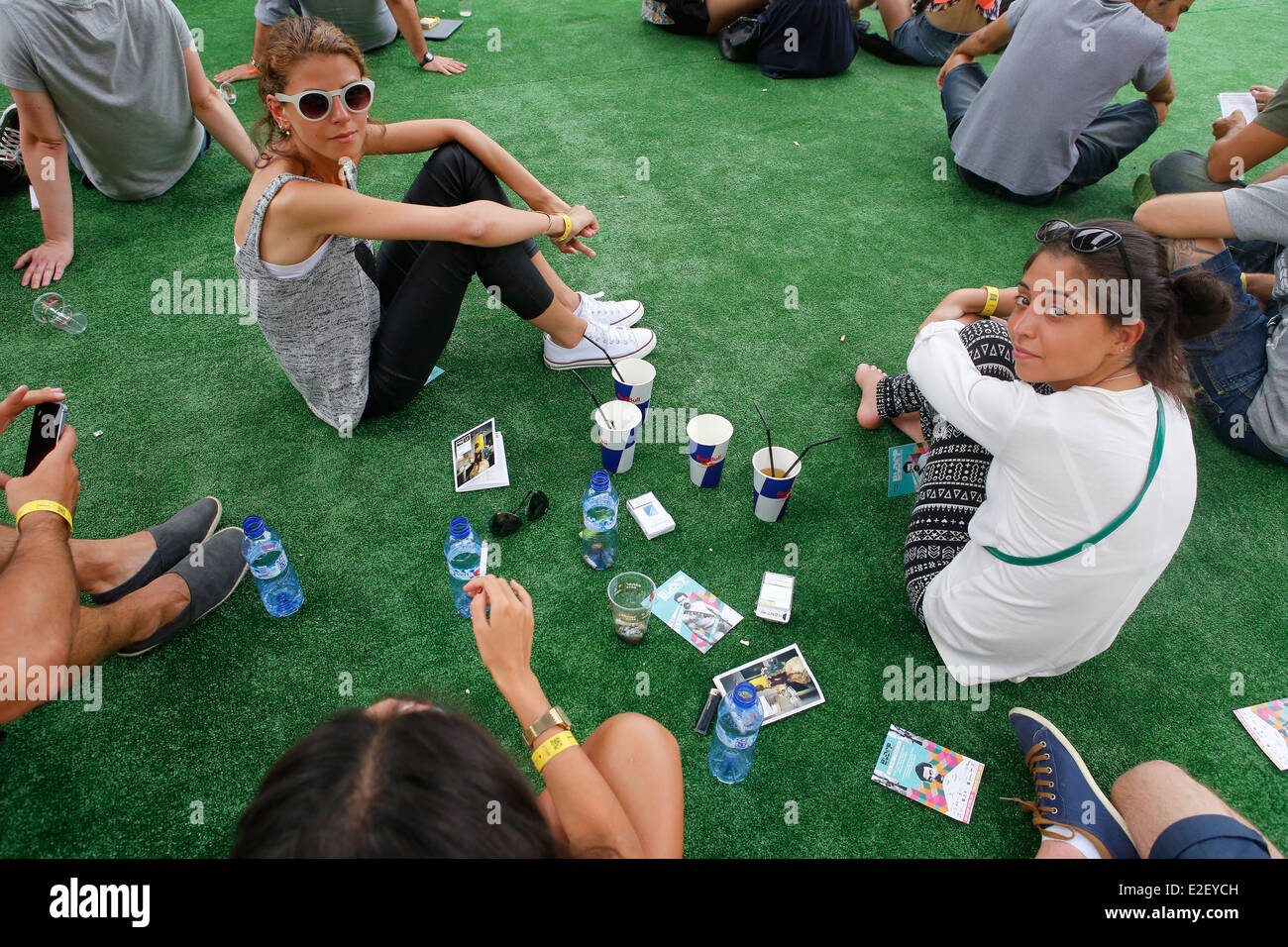 Festivaliers vu la détente ou le refroidissement au cours de la musique et des médias de l'avancée du Sonar festival de Barcelone, Espagne Banque D'Images