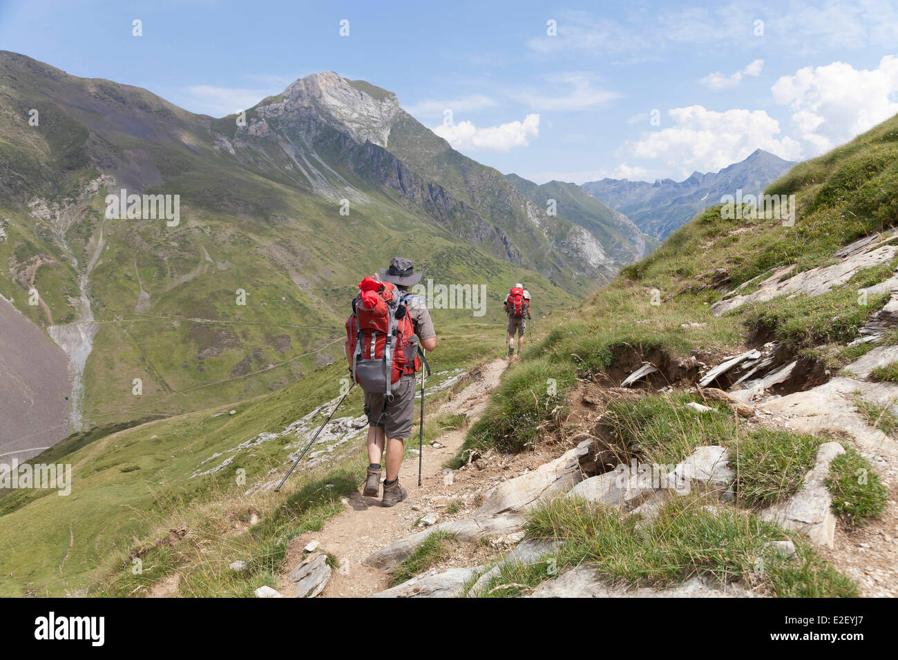 France, Hautes Pyrénées, Gavarnie, massif du Vignemale, les randonneurs sur le GR10, sentier, vallée de l'Ossoue Banque D'Images