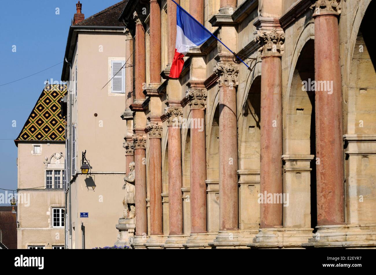 France Haute Saone Gray mairie du 15e siècle, des colonnes de marbre rose de sampans statue du peintre F. Desvoge par Banque D'Images