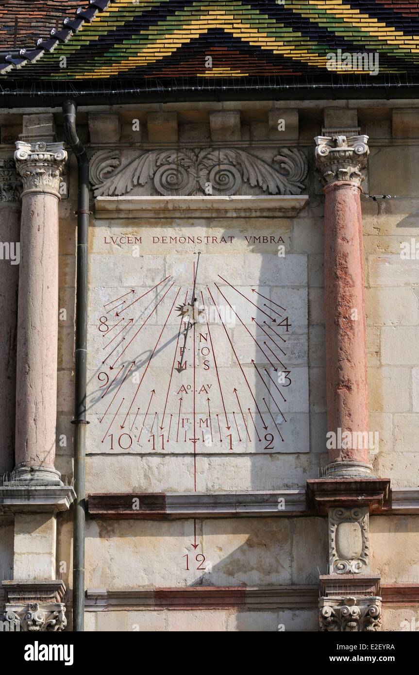 En France, la Haute Saône, Gray, mairie du 15e siècle, le cadran solaire, la monnaie de la molette peut signifier l'ombre dénonce la lumière Banque D'Images