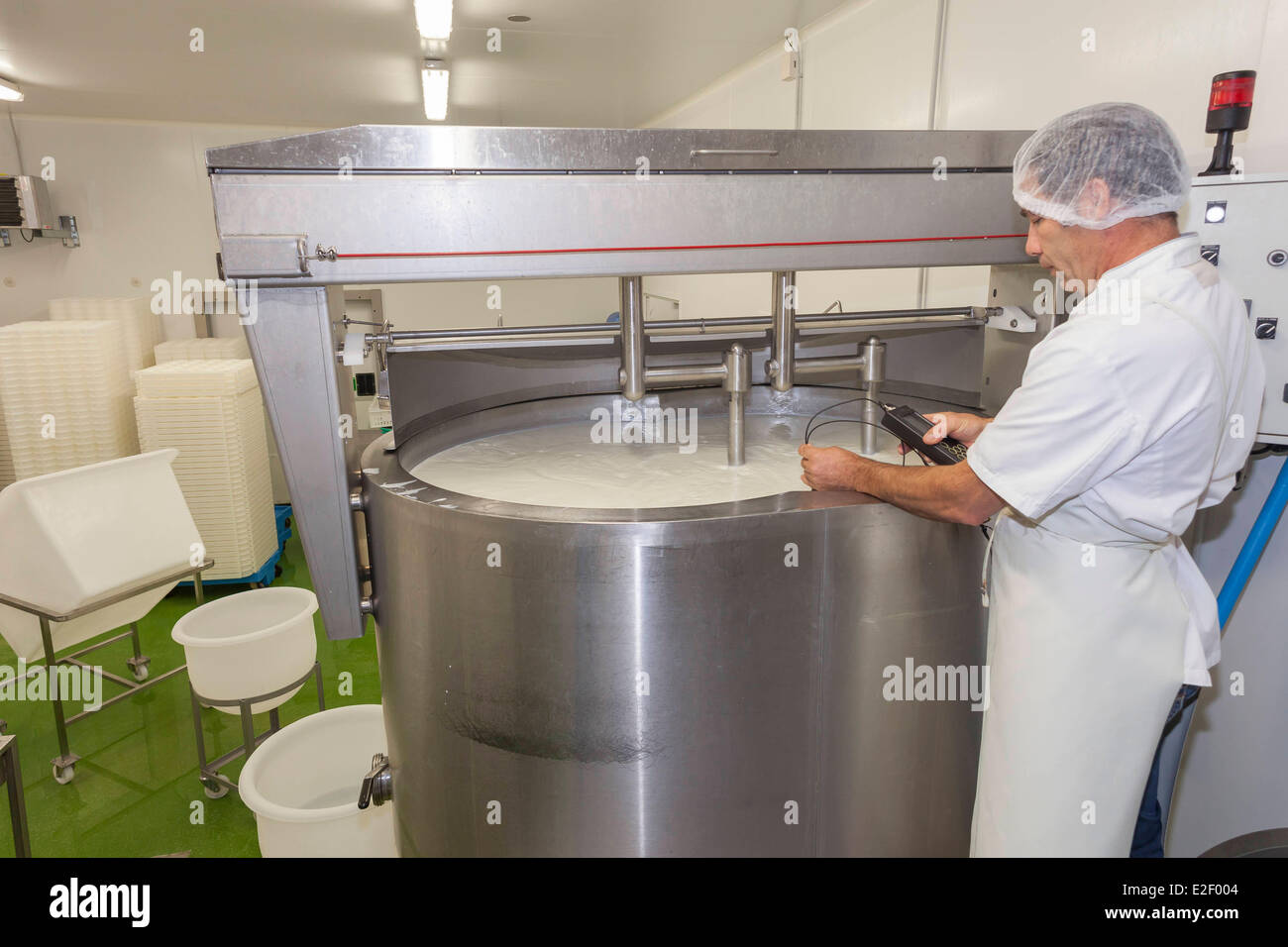 France Aveyron La Cavalerie Larzac fromage de brebis ou chèvre faire Fromabon fromagerie du Larzac causse Causses et les Banque D'Images