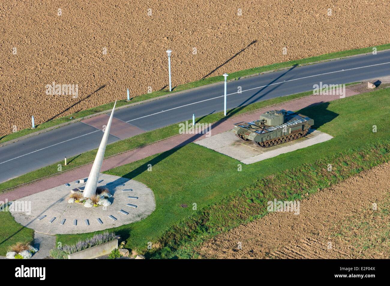 France, Calvados, Lion sur Mer, réservoir britannique Churchill Avre et monument de la liberté (vue aérienne) Banque D'Images