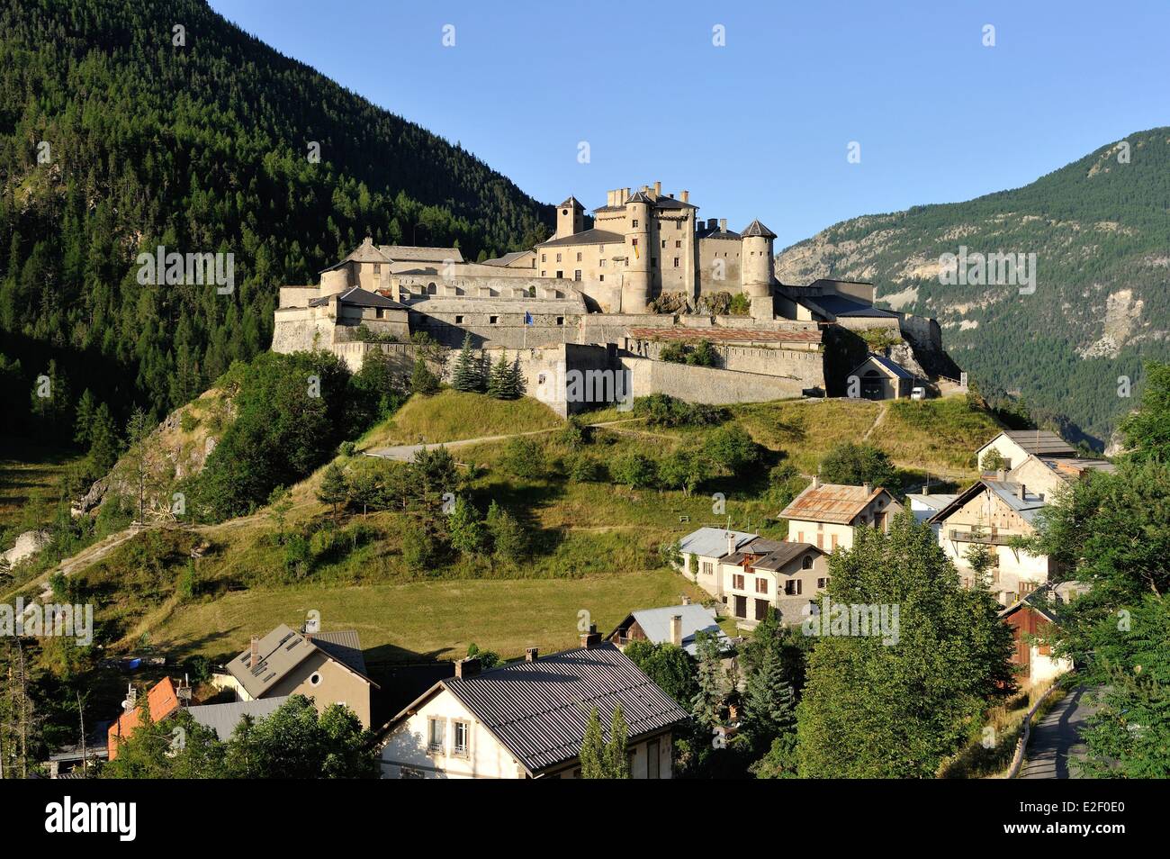 France, Hautes Alpes, Parc Naturel Régional du Queyras, le village de Château Queyras, château Banque D'Images
