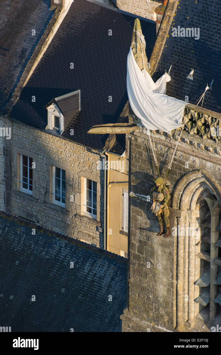 France Manche Sainte Mère Eglise un parachute est visible sur le clocher de l'église à la mémoire de Soldat John Steele snagged Banque D'Images