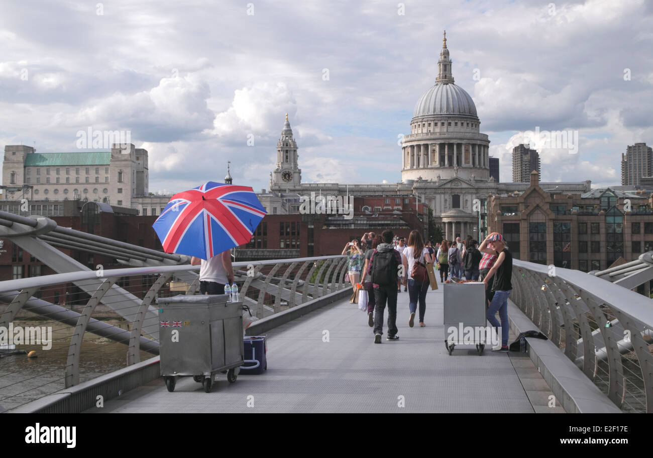 Les gens qui marchent sur le Millennium Bridge Londres Juin 2014 Banque D'Images