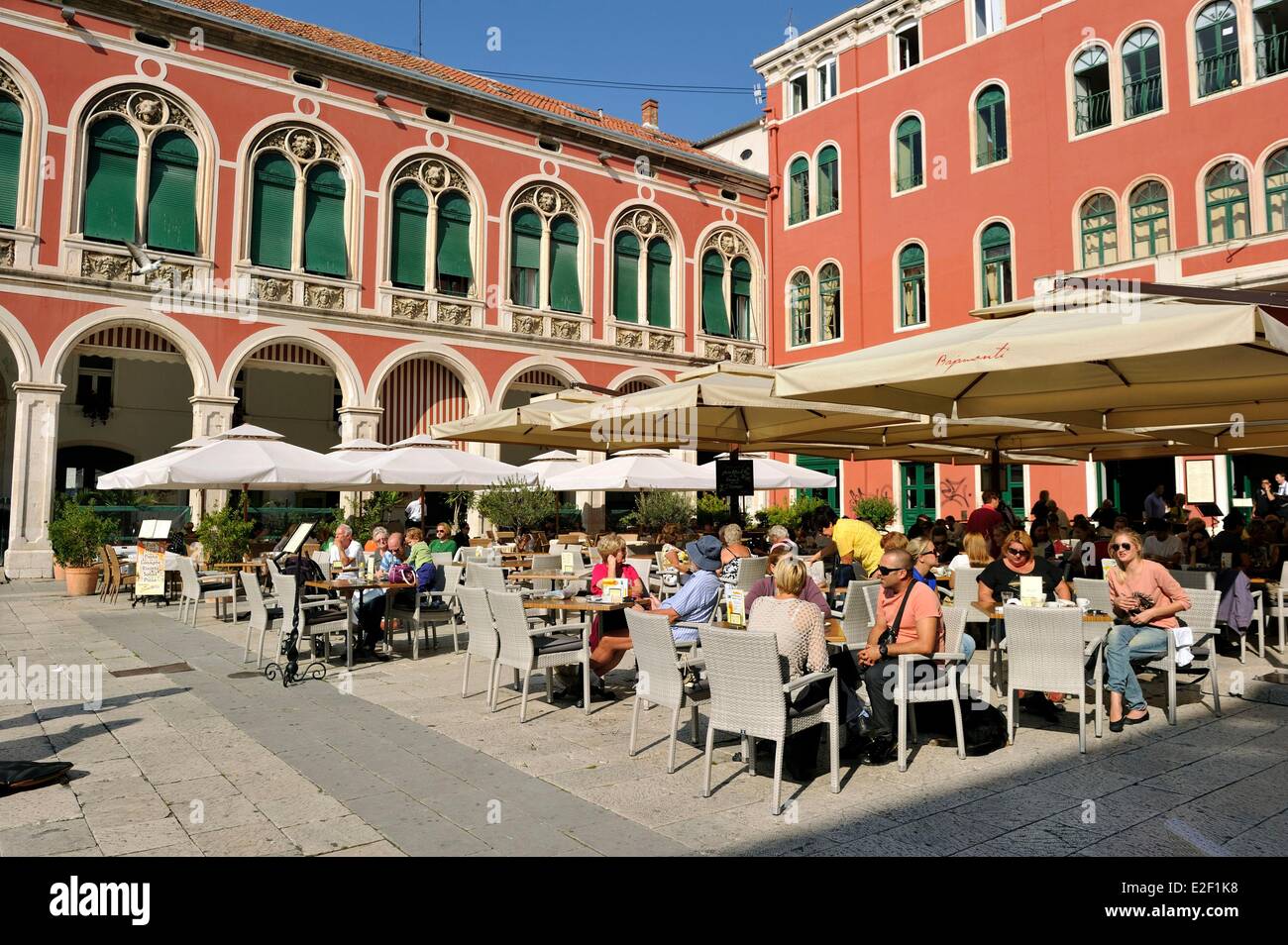 La Croatie, la côte dalmate, Split, vieille ville romaine classée au Patrimoine Mondial de l'UNESCO, à la place de la République. Banque D'Images