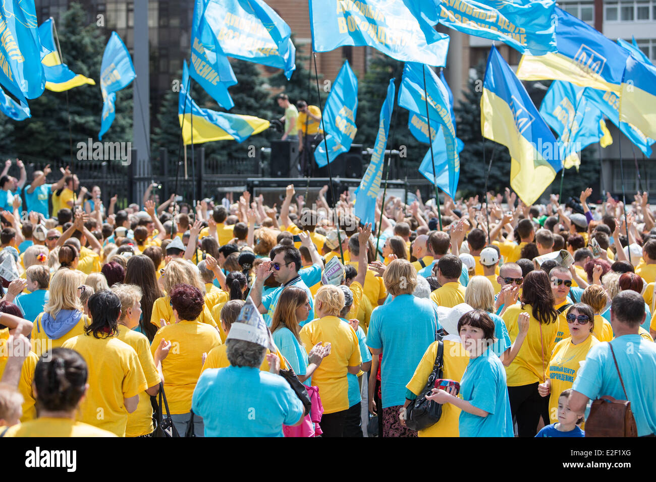 Kiev, Ukraine. 19 Juin, 2014. Les membres d'une communauté religieuse chrétienne libre de se rassembler devant le parlement régional pour une paix praier à Kiev, Ukraine, le 19 juin 2014. Photo : Jan A. Nicolas/dpa/Alamy Live News Banque D'Images