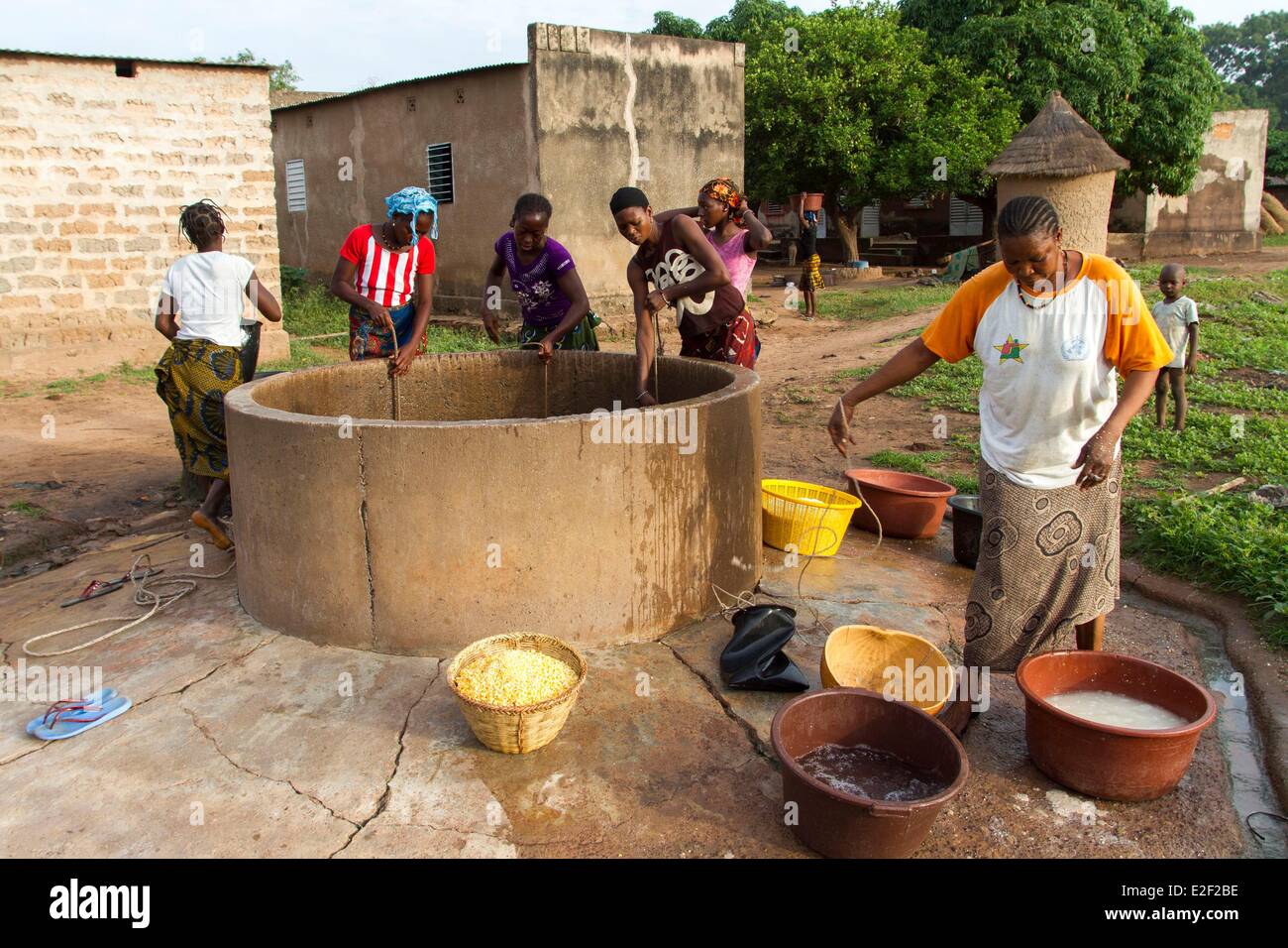 Le Burkina Faso, village de la région sénoufo, au puits Banque D'Images