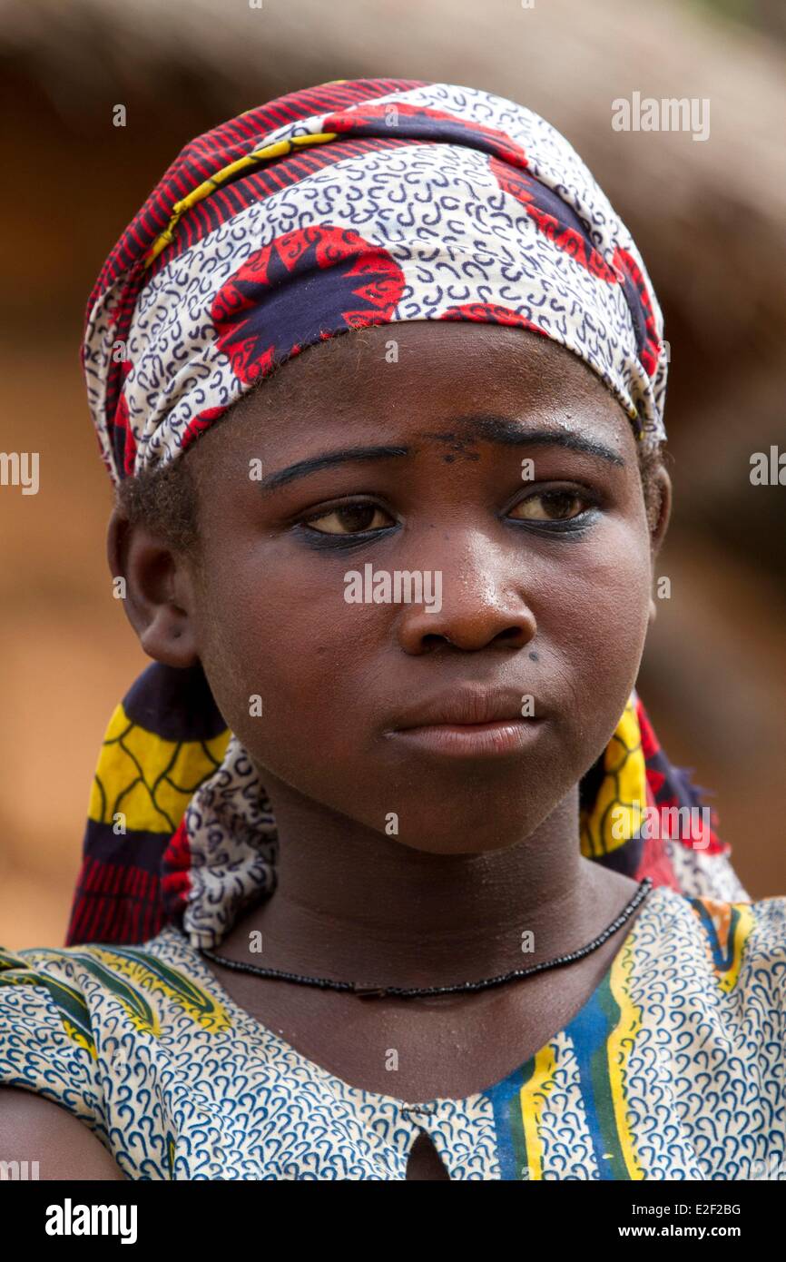Le Burkina Faso, région sénoufo, village de Negueni, jeune femme Banque D'Images
