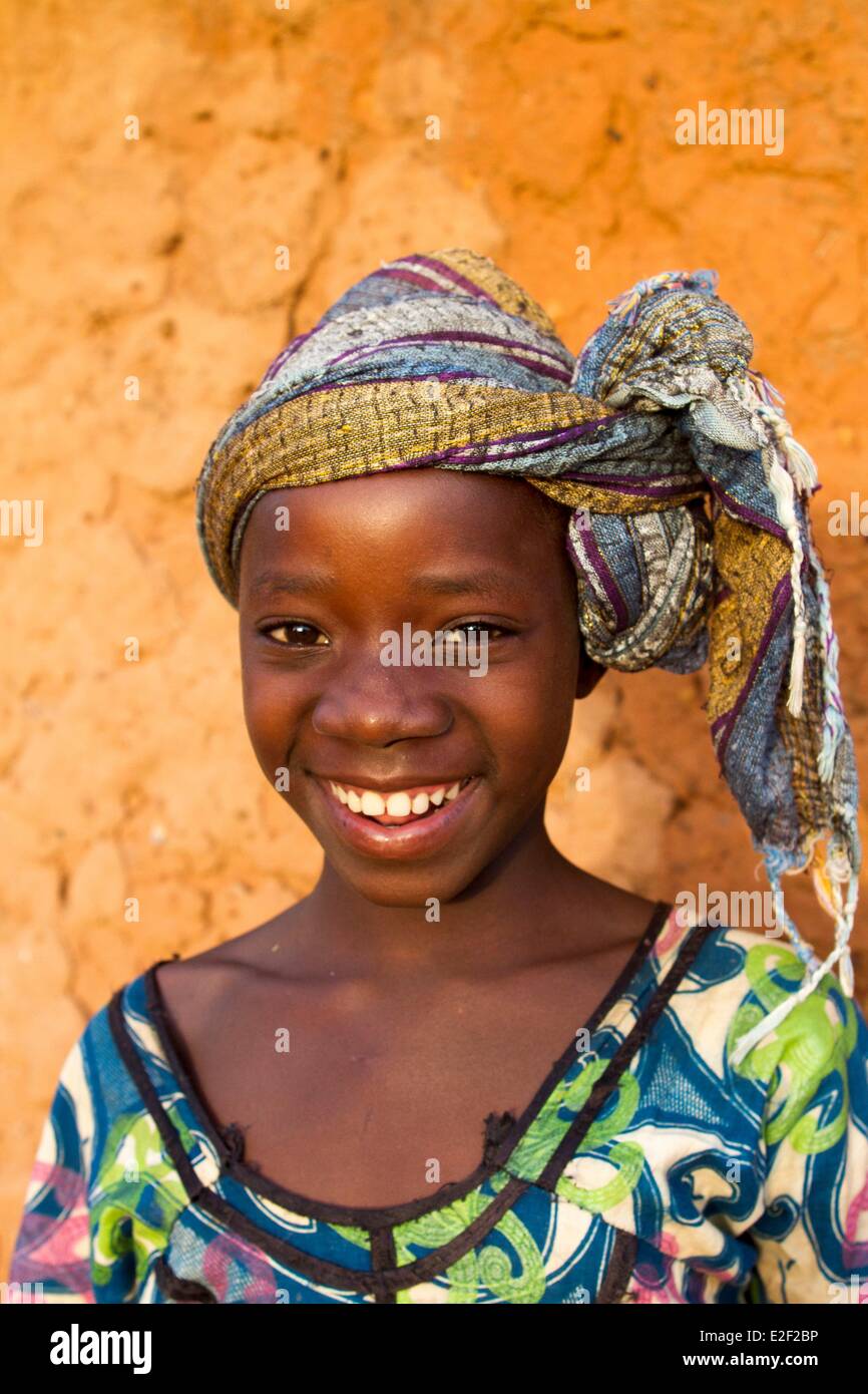 Le Burkina Faso, région sénoufo, village de Negueni, jeune femme Banque D'Images