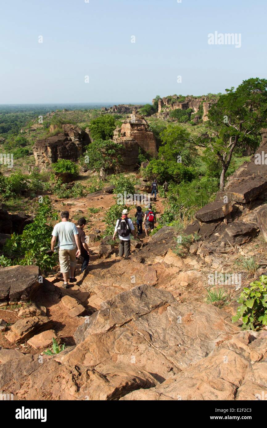 Au Burkina Faso, près de la ville de Bobo-Dioulasso, Trekking vers la place de l'animiste dafra Banque D'Images