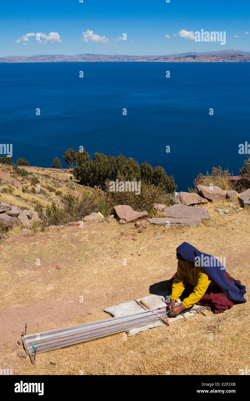 Le Pérou, Puno, Lac Titicaca, Province de l'île de Taquile, tissage piscine Banque D'Images