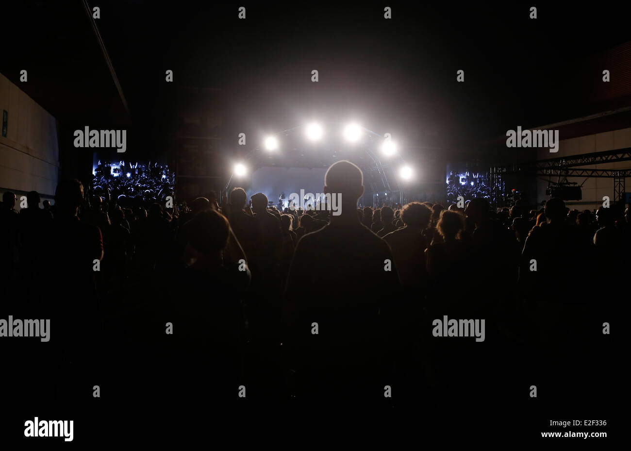 Spectacles de lumière et affecte les performances en direct à la musique Woodkid Sonar et médias Recherche avancée festival de Barcelone, Espagne Banque D'Images