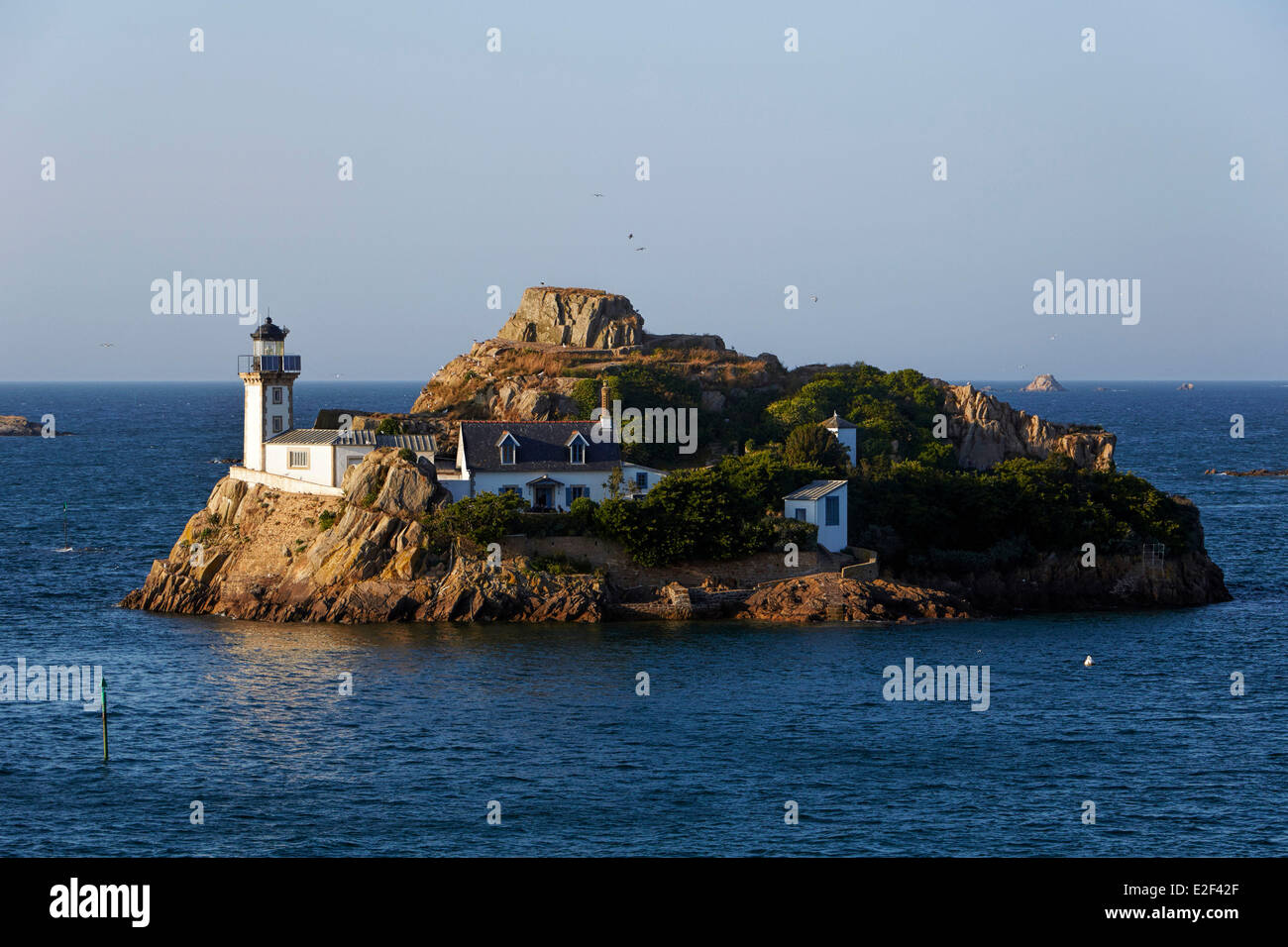 La France, Finistère, la baie de Morlaix, Carantec, l'île Louet et son phare Banque D'Images