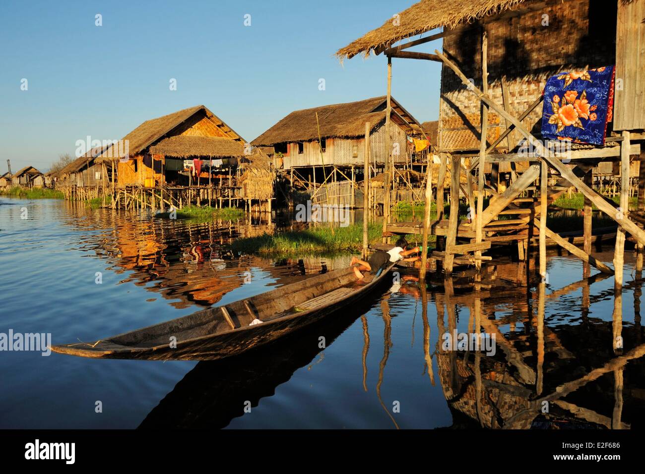 Myanmar (Birmanie), l'État Shan, au Lac Inle, village de Nam Pan, des maisons sur pilotis Banque D'Images