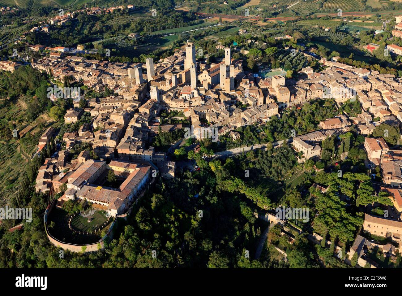 Italie Toscane Val d'Elsa le village médiéval de San Gimignano centre historique classé au Patrimoine Mondial de l'UNESCO (vue aérienne) Banque D'Images