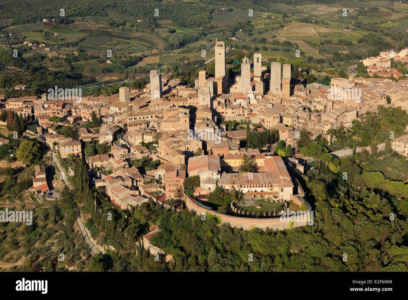 Italie Toscane Val d'Elsa le village médiéval de San Gimignano centre historique classé au Patrimoine Mondial de l'UNESCO (vue aérienne) Banque D'Images