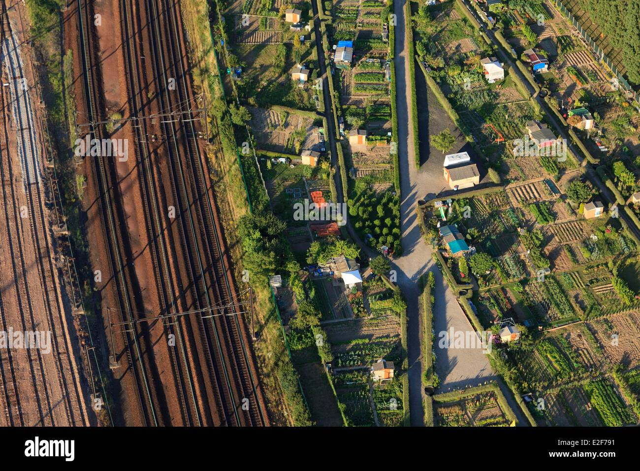 France, Yvelines, Trappes en Yvelines, Jean Mace, un jardin au bord de la  piste (vue aérienne Photo Stock - Alamy