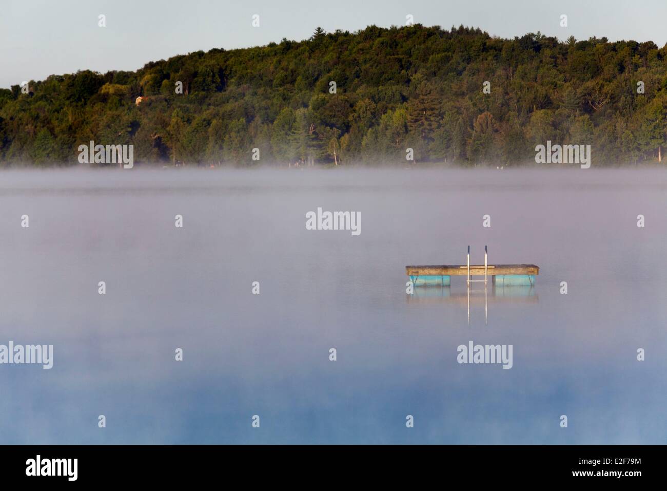 Canada, Québec, l'Estrie ou Estrie, brume du matin sur le lac Selby au sud de Dunham Banque D'Images