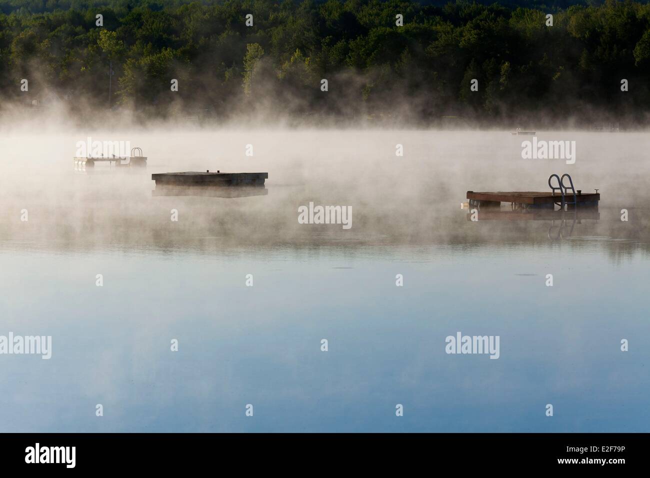 Canada, Québec, l'Estrie ou Estrie, brume du matin sur le lac Selby au sud de Dunham Banque D'Images