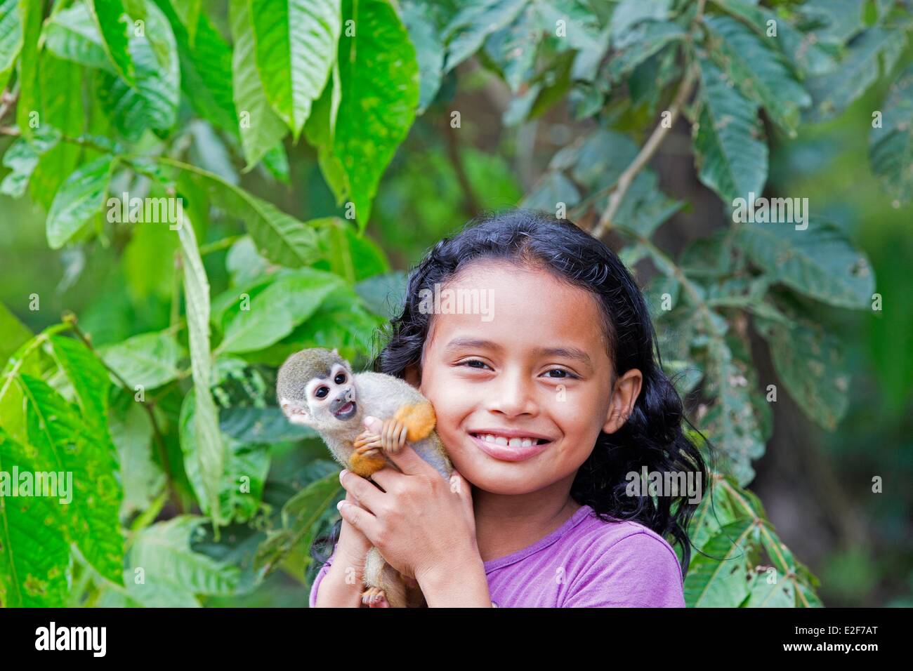 Le Brésil, l'état d'Amazonas, Manaus, bassin du fleuve Amazone, l'enfant et le singe écureuil (Saimiri sciureus) Banque D'Images